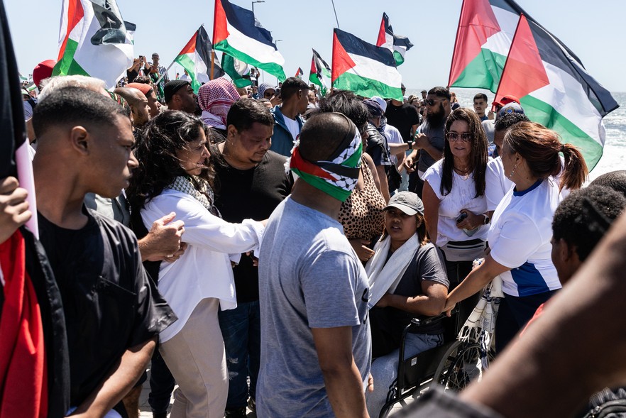 Pro-Israel protest disrupted in Cape Town | GroundUp